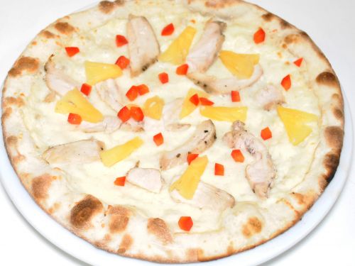 Пицца с курицей и ананасом